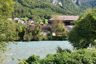 Blick über die Linth von Glarus Richtung Hänggiturm
