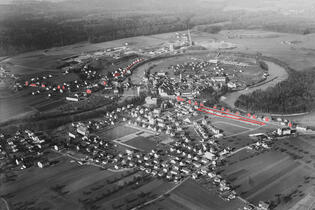 Die giebelständigen Häuser entlang der Ausfallstrassen