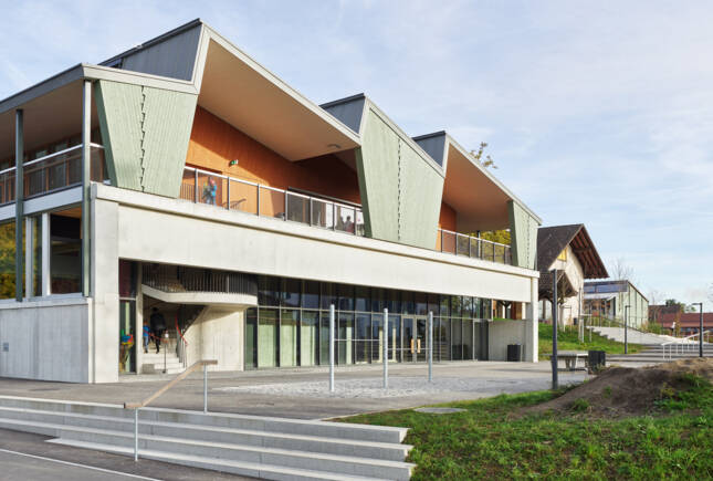 Turnhallengebäude mit Tagesstruktur - Foto: Georg Aerni