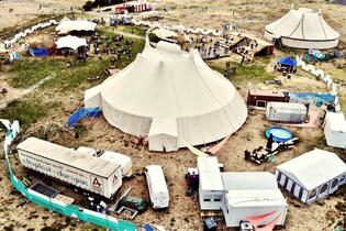 Zirkus: Die Wagenburg umschliesst den Hauptdarsteller - das Zirkuszelt